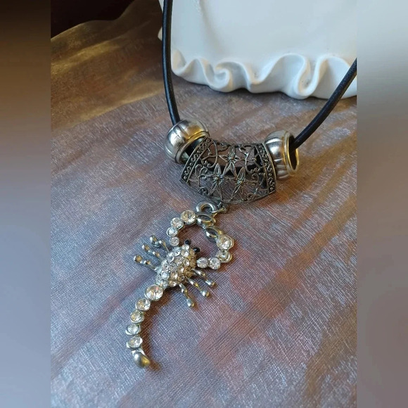 A Handmade Clear White Crystal Scorpion Pendant Choker Bib Necklace - Picture 4 of 6